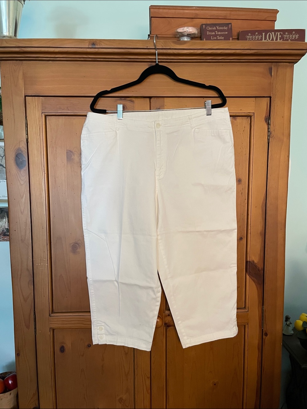 Liz Claiborne White Women's Capris with Branded Label